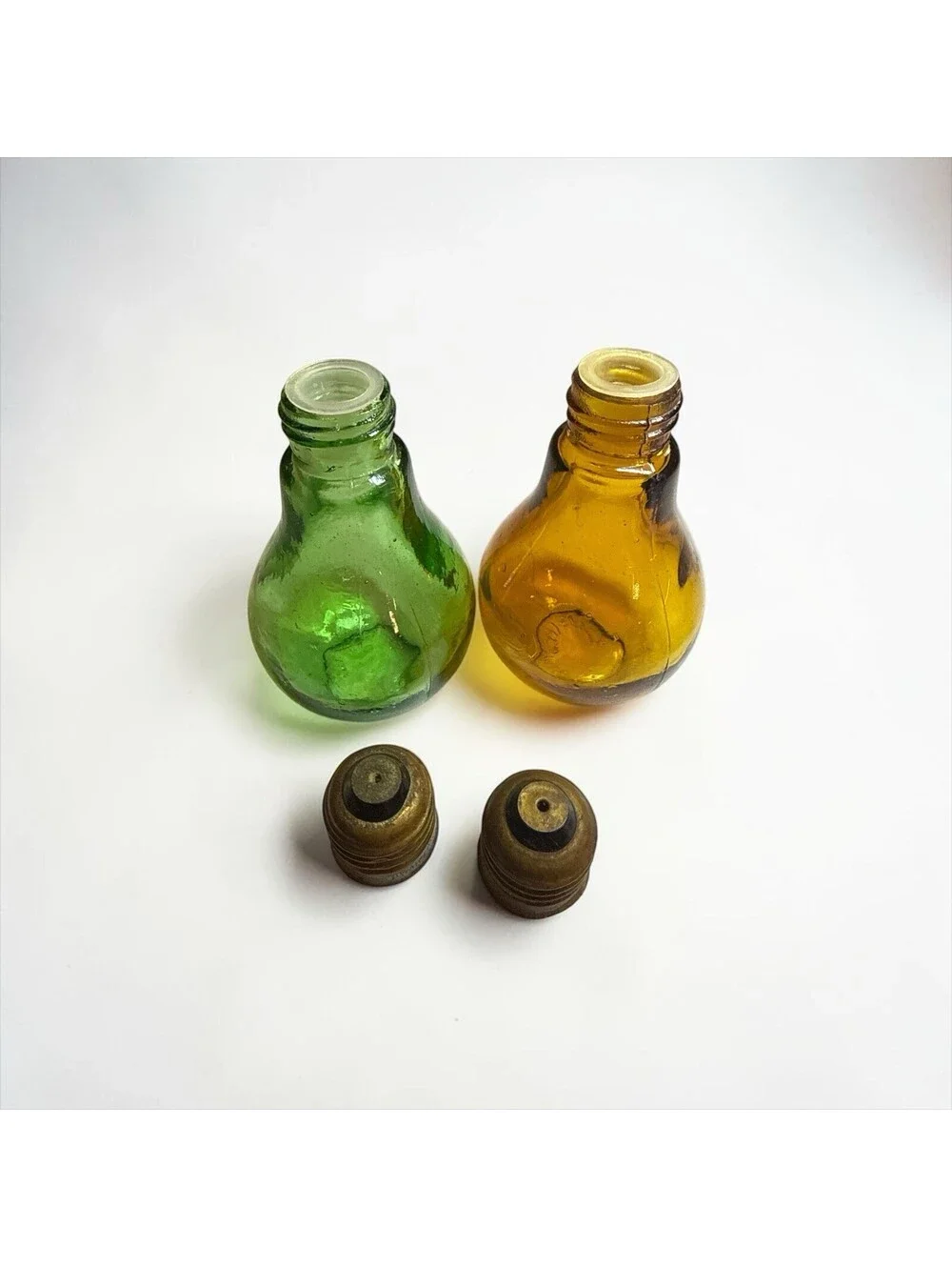 Vintage Light Bulb Salt Pepper Shakers Green & Amber Glass Metal Tops 4